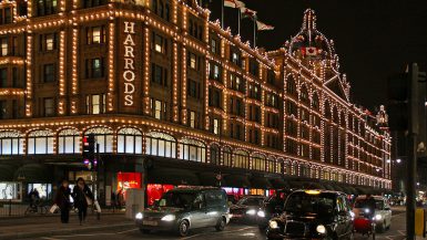 Harrods forside bygning markiser salg shopping handling London
