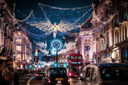 Se julelysene i London på busstur